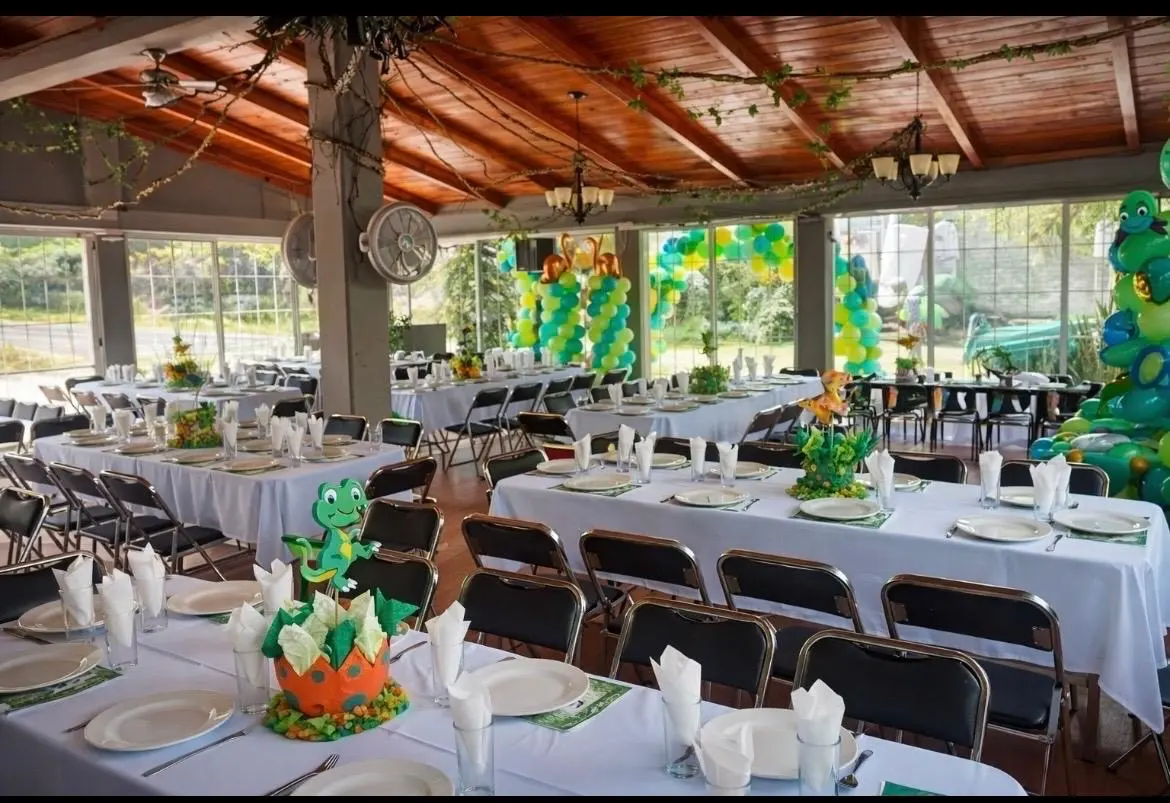 Montaje temático para fiestas infantiles en salón Cabaña María María