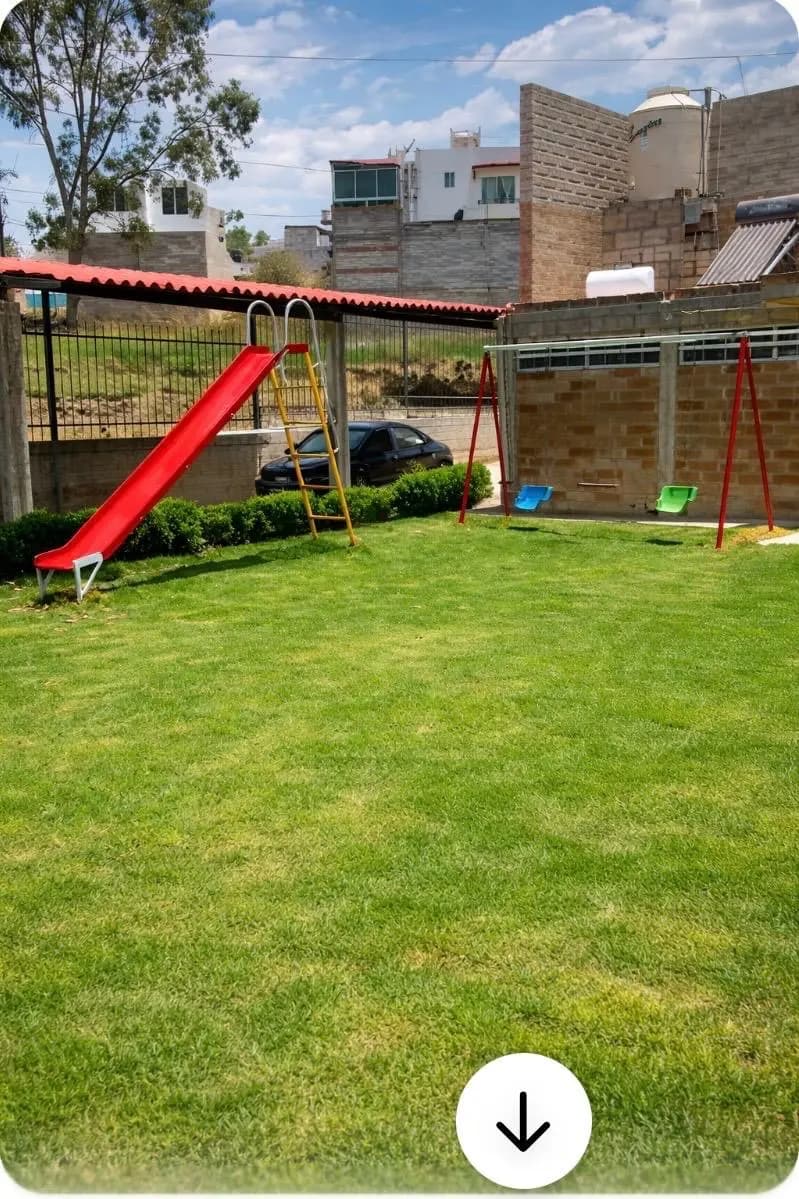 Amplio jardín con área de juegos infantiles y áreas verdes