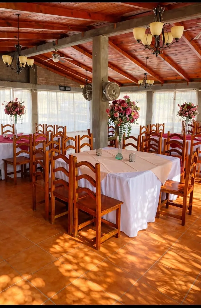 Elegante salón interior con techo de madera y mesas decoradas